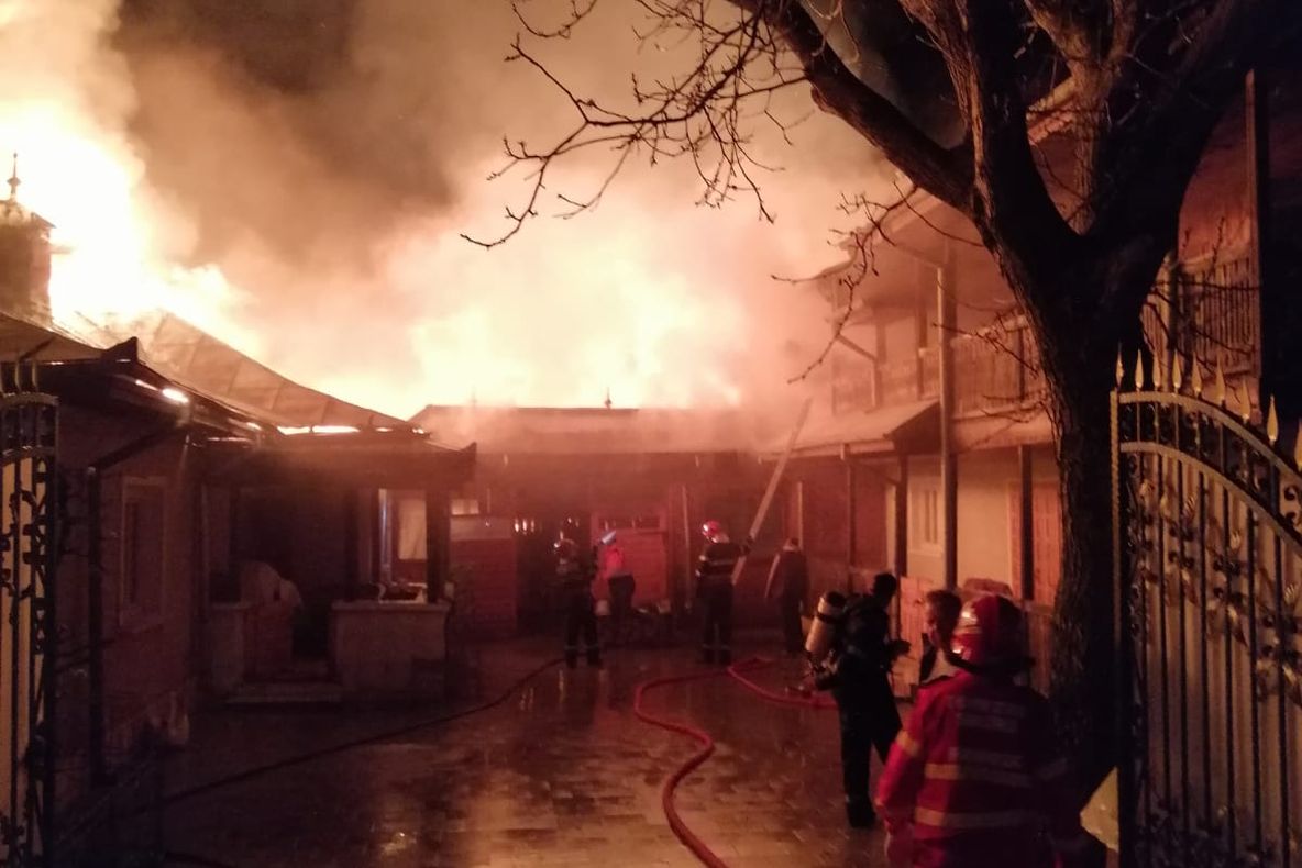 Casă distrusă de flăcări! (FOTO)