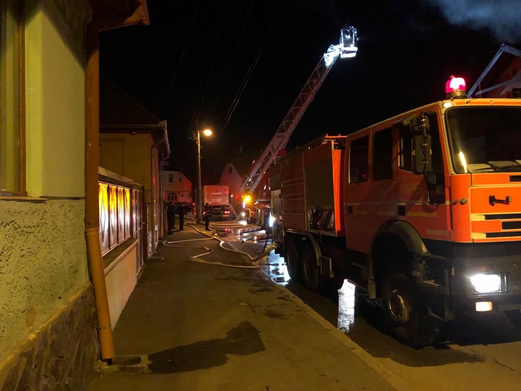 FOTO+VIDEO Casă din Brașov, în flăcări