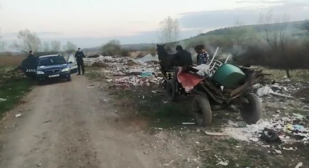 VIDEO Au aruncat gunoiul în loc nepermis și au fost amendați de jandarmi!