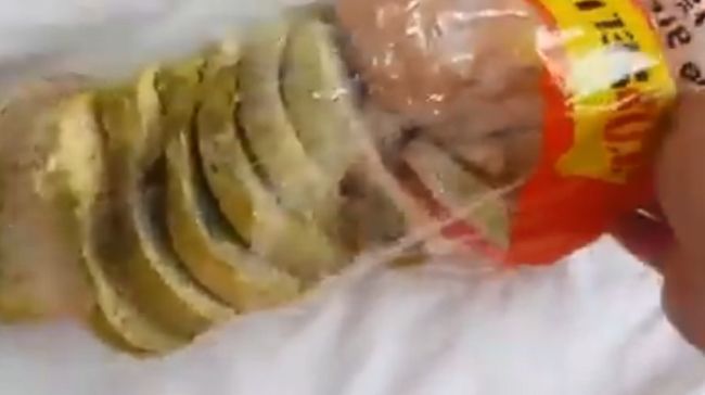 VIDEO Brașovean aflat în carantină: "Am primit pâine expirată de 10 zile"!