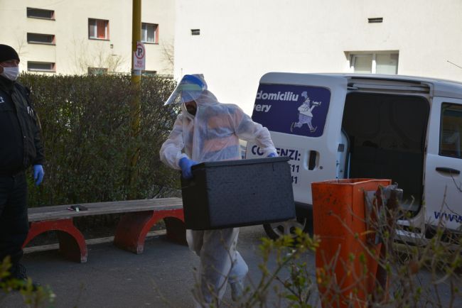 FOTO Cum arată o zi din viața angajaților și beneficiarilor centrului de persoane fără adăpost de la Brașov?