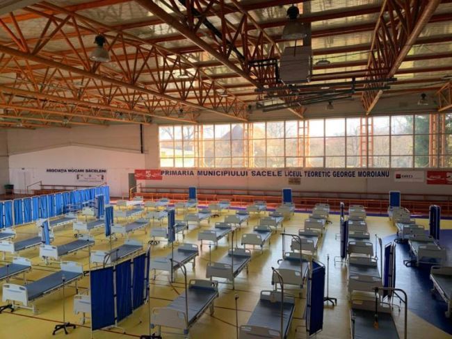 Spital de campanie, pentru tratarea pacienților cu COVID-19, într-o sală de sport din județul Brașov