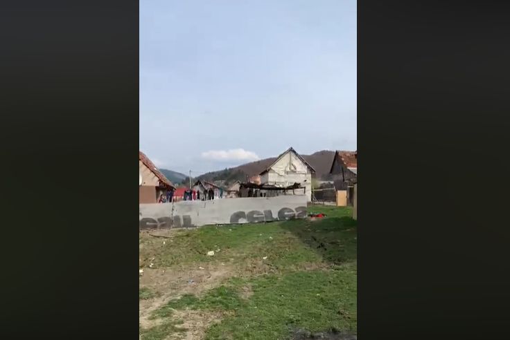 VIDEO Momentul în care jandarmii sunt atacați cu pietre de țiganii din Teliu