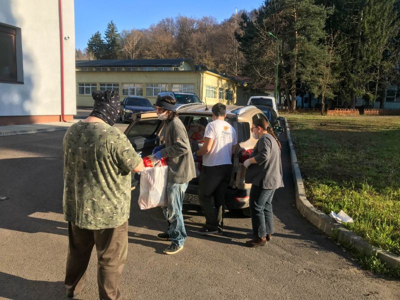 FOTO+VIDEO 200 de voluntari inimoși au împărțit alimente pentru peste 5.000 de vârstnici din Brașov