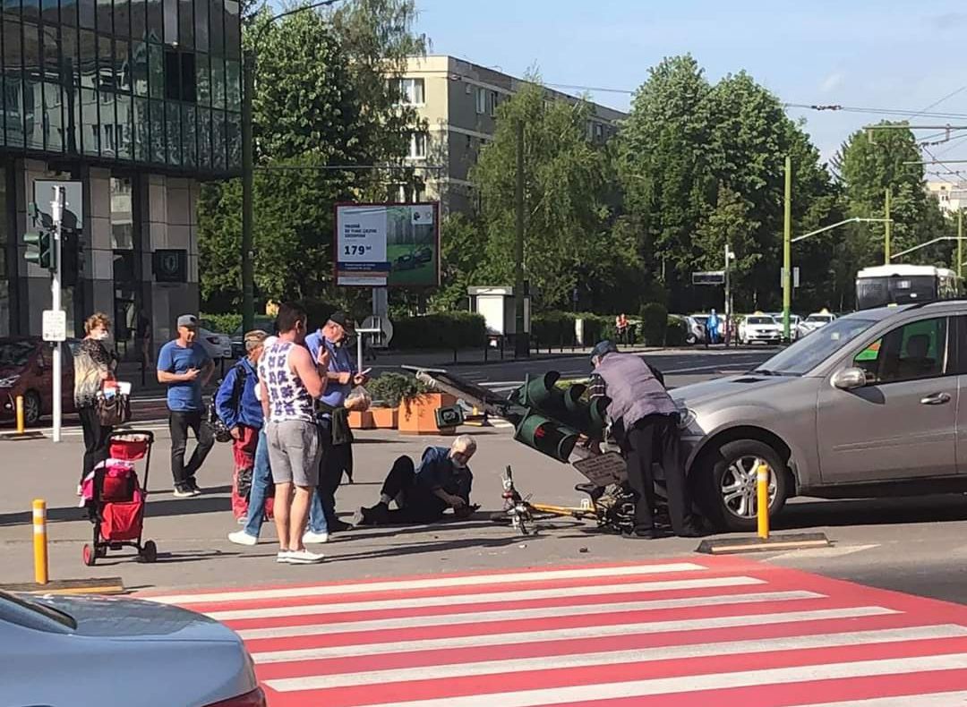 Semafor "pus la pământ" de un şofer băut! A fost rănit şi un biciclist!