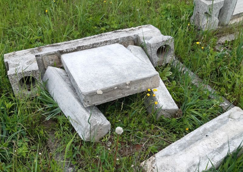 FOTO Vandalism într-un cimitir din județul Brașov! 26 de cruci și morminte au fost distruse!