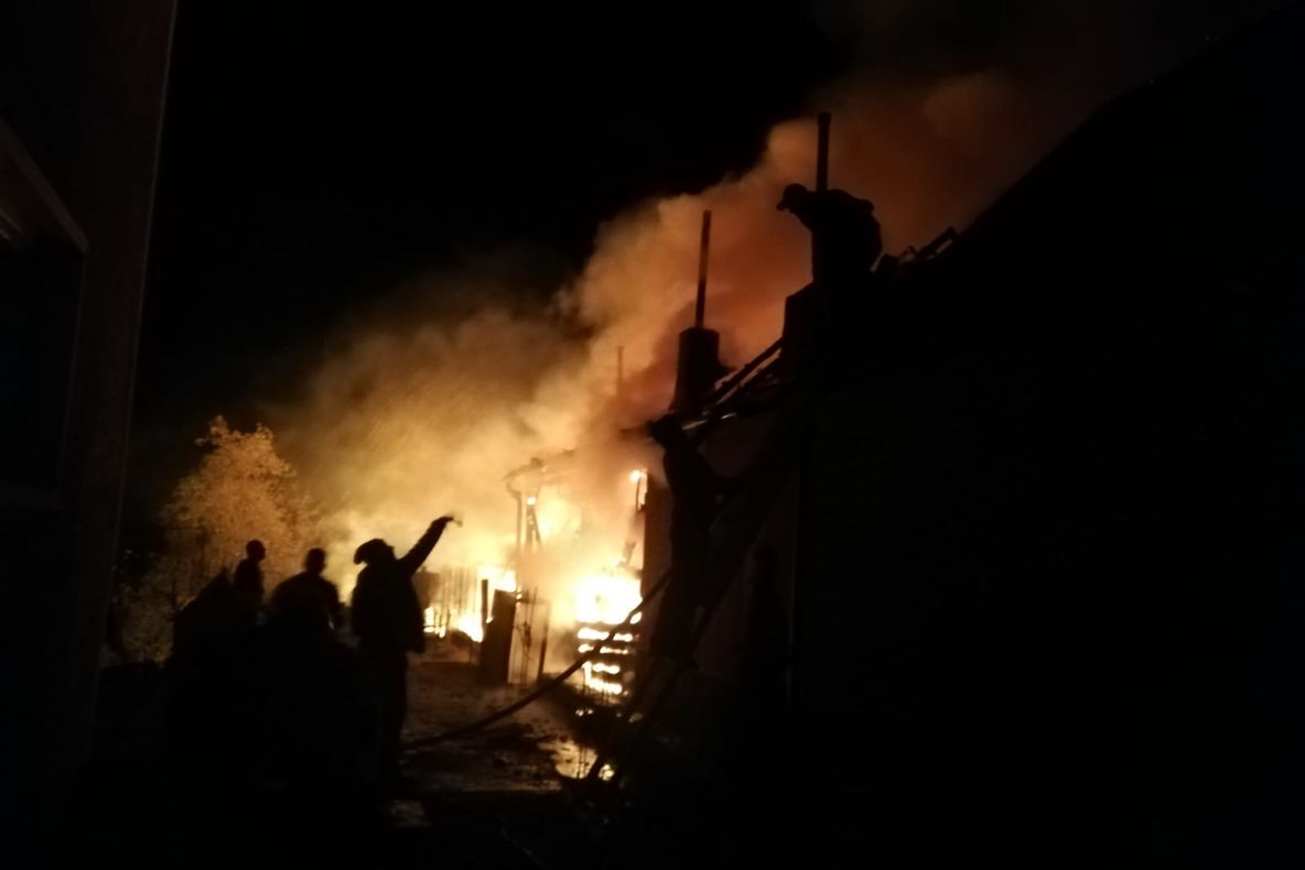 VIDEO Gospodării în flăcări, în județul Brașov! Pompierii au intervenit cu 7 autospeciale!