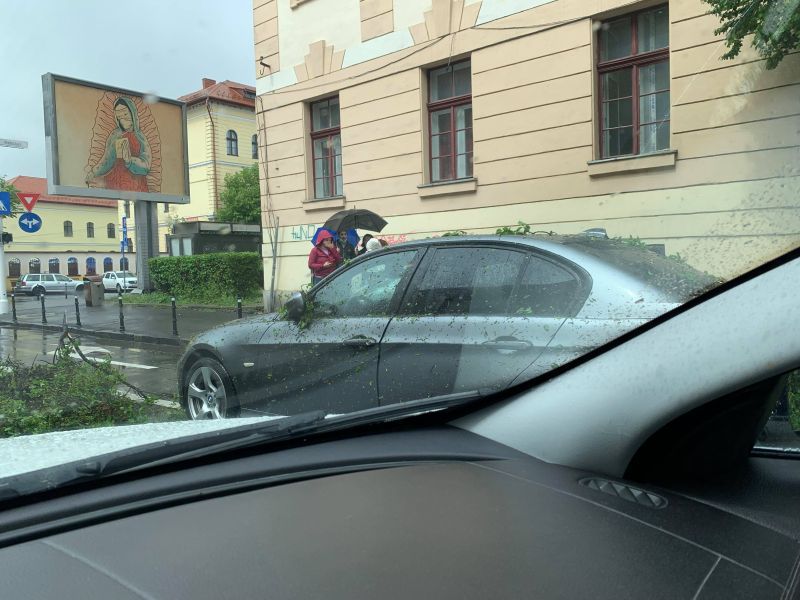 FOTO Incidente provocate de vijelie, la Brașov!