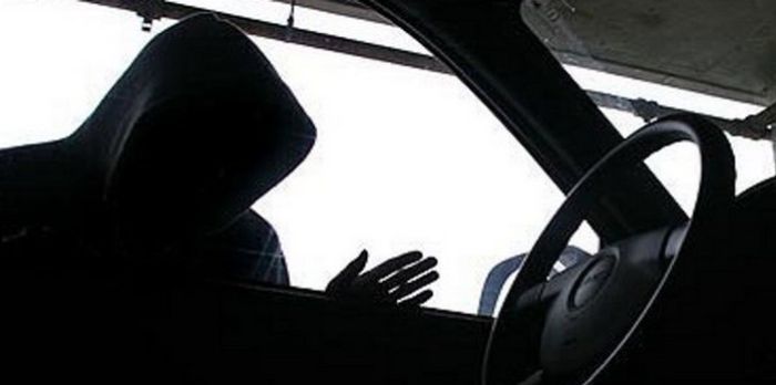 Tânăr de 23 de ani, reținut după ce a spart geamurile unor mașini și a încercat să fure din ele