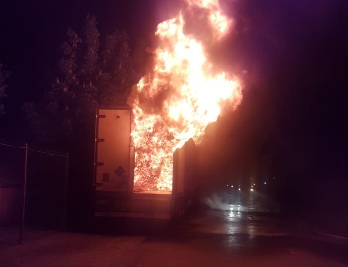 Autoutilitară distrusă de flăcări (VIDEO)