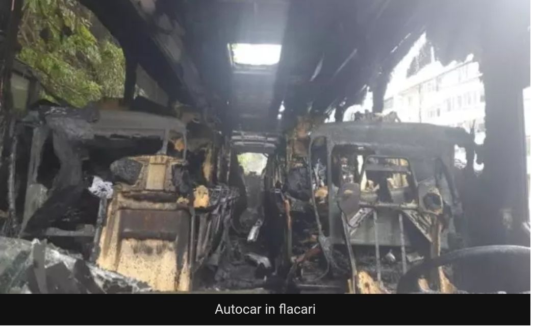 Incendiu pe DN1! Un autocar cu zeci de pasageri a luat foc! Trafic blocat în zonă!