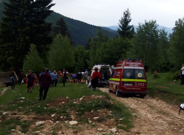 FOTO Remorcă răsturnată, la Zărnești! 6 victime!