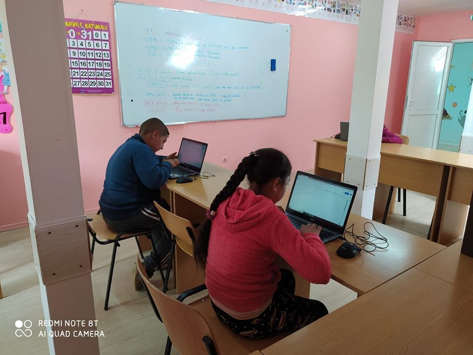 FOTO Șanse egale la educație! Școala online devine accesibilă și la Budila!