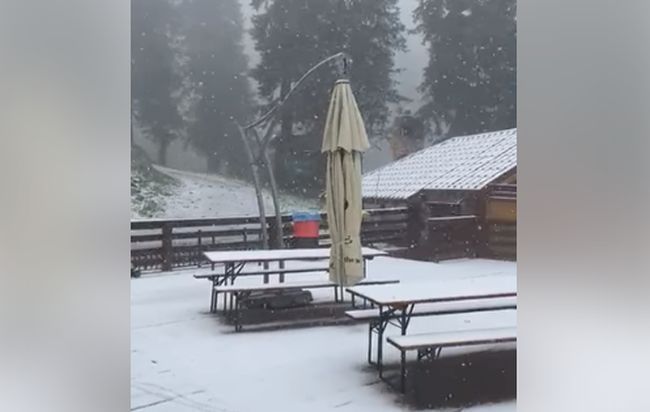 VIDEO Prima ninsoare din această vară, la Cabana Postăvarul din Poiana Brașov!