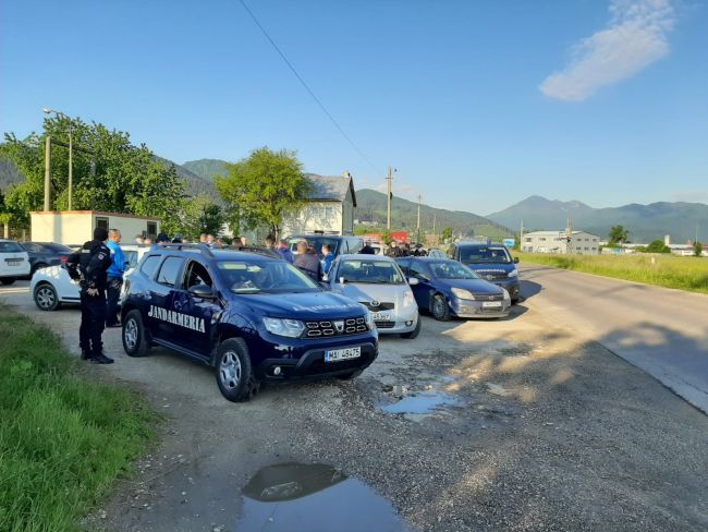 FOTO Razii ale jandarmilor, la hoții de curent electric din Gârcini