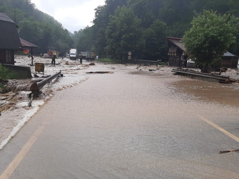 VIDEO+FOTO Inundații pe DN13! Două persoane evacuate! Trafic BLOCAT
