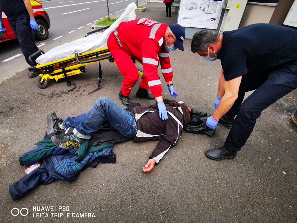 Persoană căzută pe stradă, salvată de un jandarm