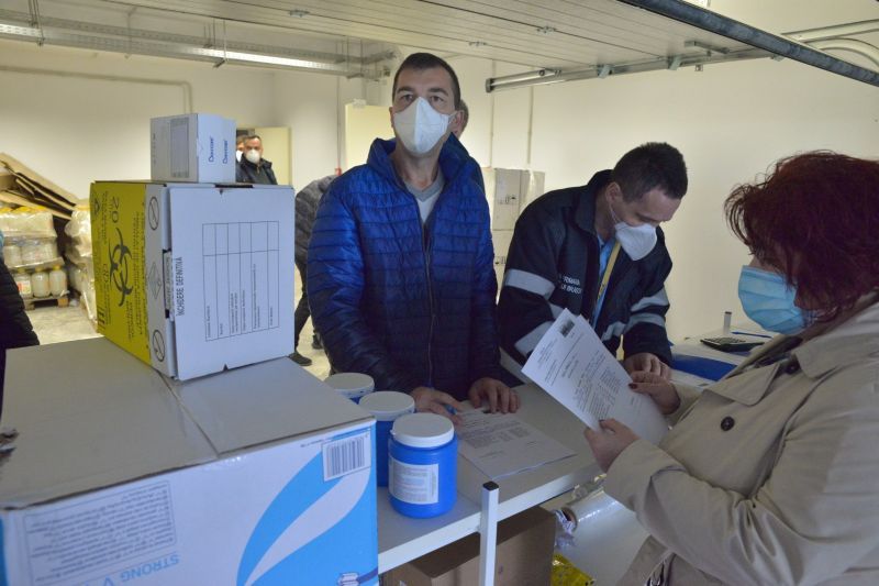 FOTO Școlile din Brașov, pregătite pentru reluarea activității! Zeci de mii de materiale dezinfectante au ajuns în unitățile de învățământ!