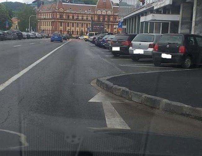 VIDEO Atenție, șoferi! Pericol în centrul Brașovului! Bordură în mijlocul străzii