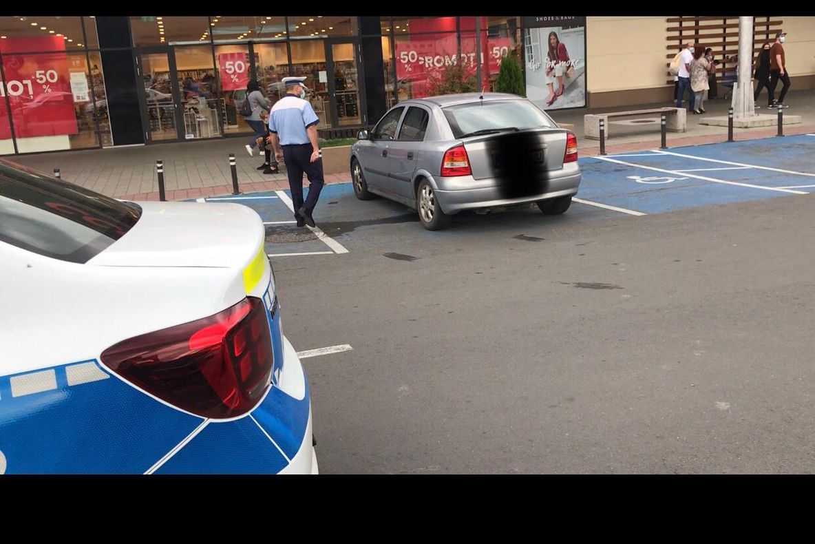 Amenzi de aproape 50.000 de lei pentru șoferii care au ocupat ilegal parcările destinate persoanelor cu handicap