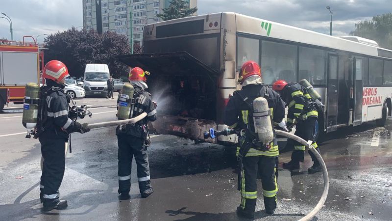 VIDEO+FOTO Autobuz Codreanu, în flăcări, în zona Gării Brașov! 10 călători s-au autoevacuat