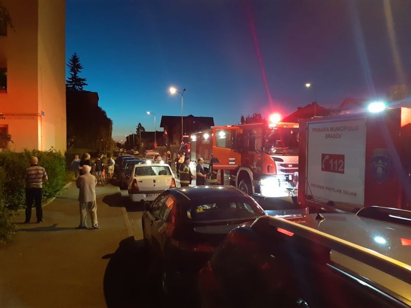 VIDEO Incendiu într-un apartament din Brașov! 18 persoane EVACUATE!