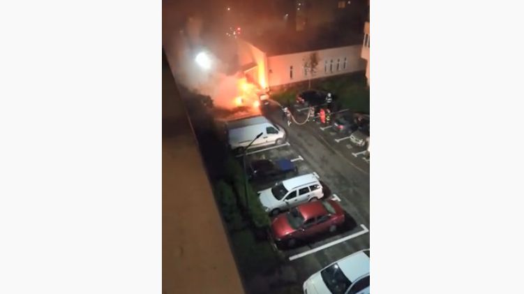 Mașină distrusă în incendiu (VIDEO)