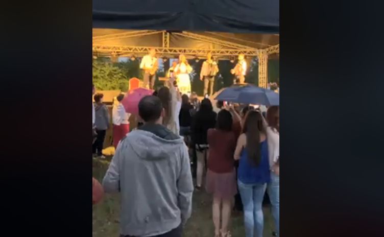 VIDEO Concert cu sute de persoane, în plină pandemie, fără respectarea măsurilor de protecţie, în judeţul Braşov!