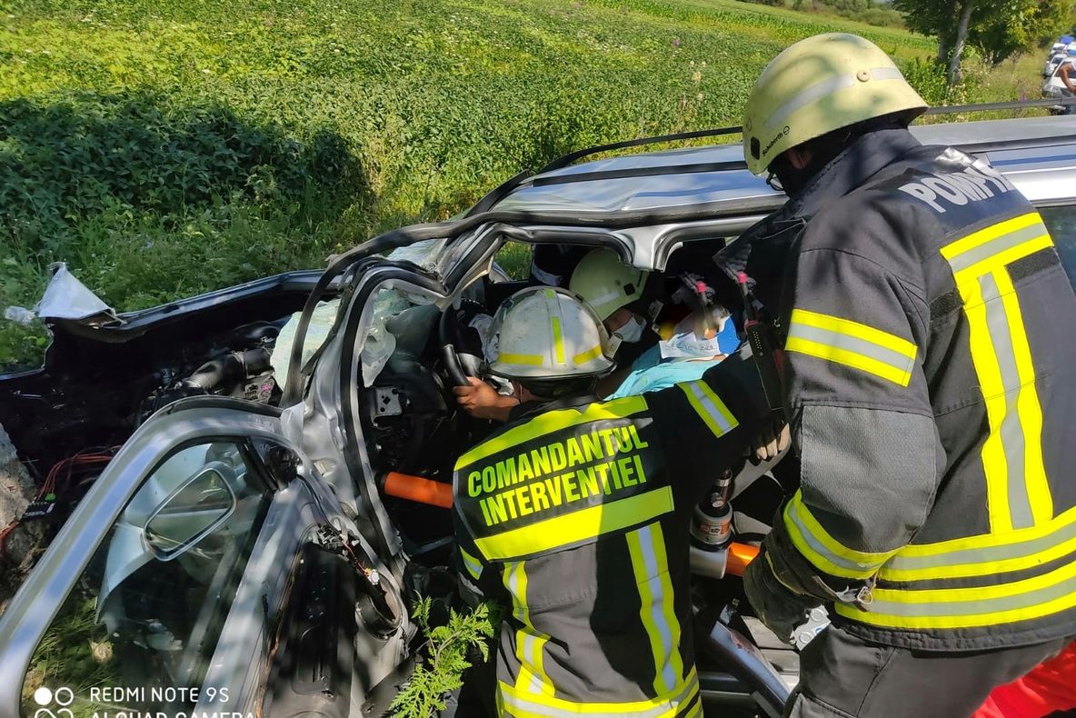 Maşină intrată în copac! (FOTO)