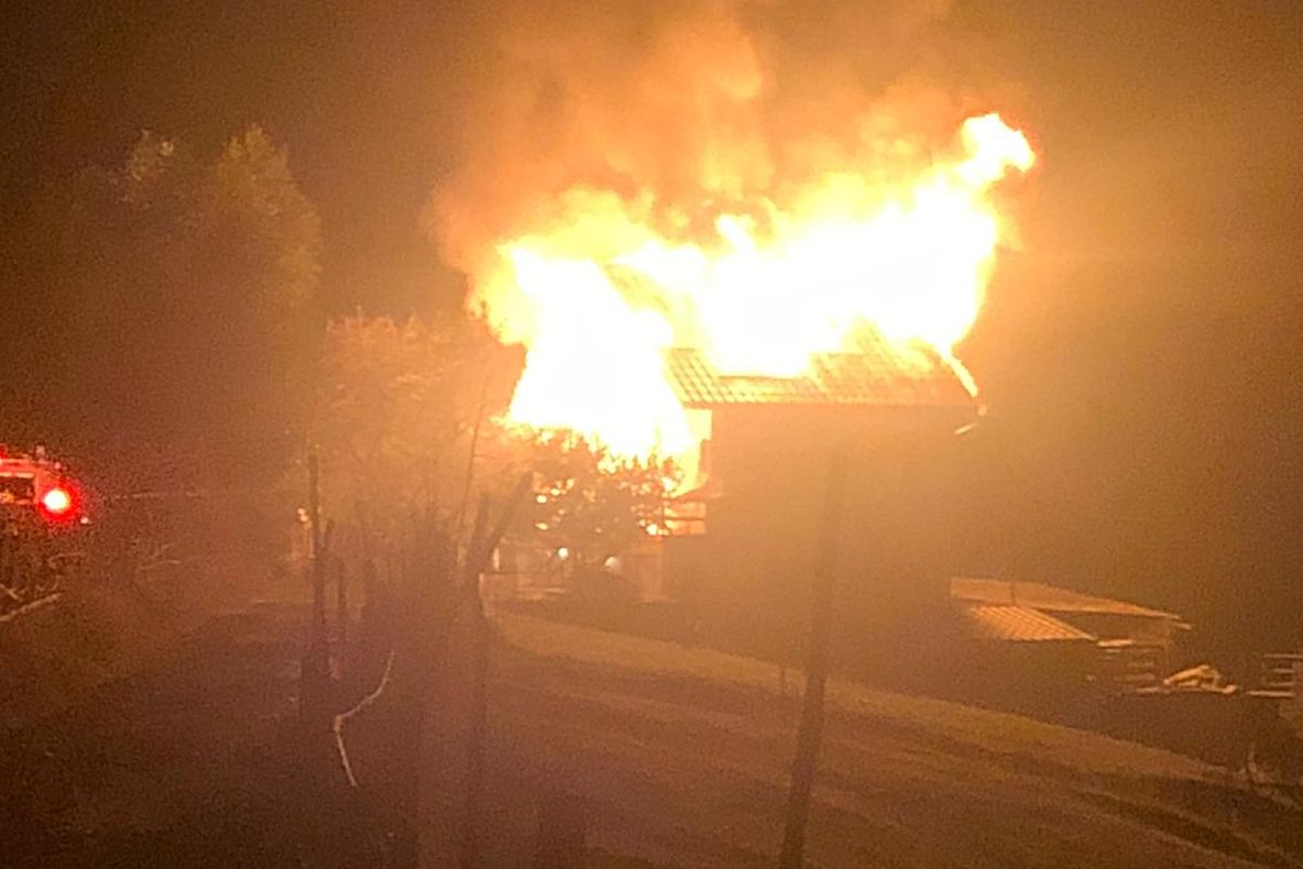 VIDEO A luat foc o casă din satul Peştera