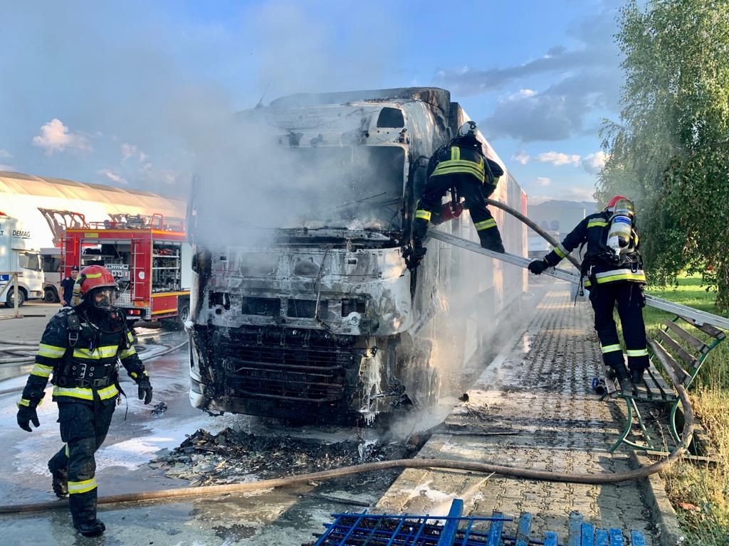 VIDEO+FOTO Un camion a luat foc în curtea Elmas!