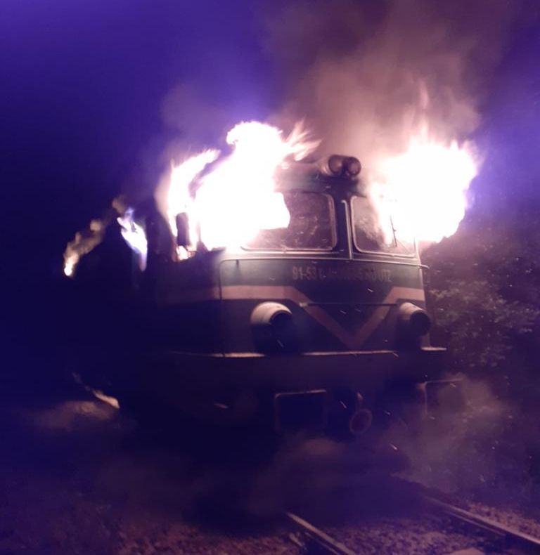 FOTO+VIDEO Locomotivă distrusă de flăcări, în județul Brașov