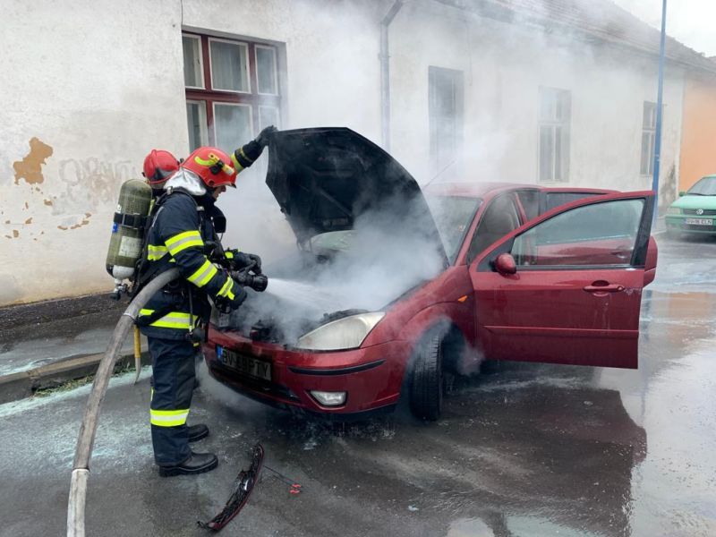 Autoturism în flăcări! (FOTO)