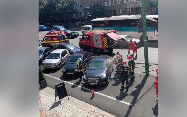 VIDEO O mașină a luat foc pe strada Toamnei