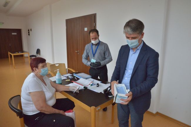 A început distribuirea măștilor de protecție către persoanele vulnerabile din municipiul Brașov