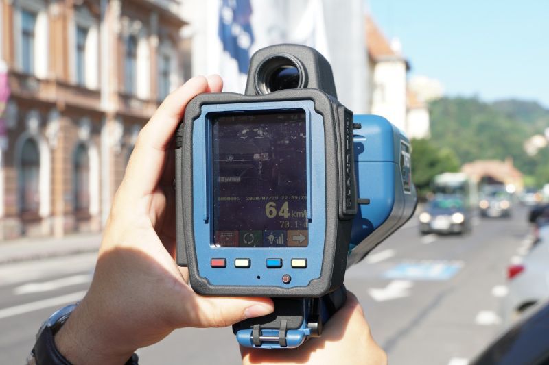 Ghinionul șoferilor vitezomani! Poliția Rutieră Brașov are cel mai modern pistol radar din România!