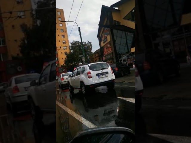 VIDEO A intrat cu mașina în magazinul Sergiana!