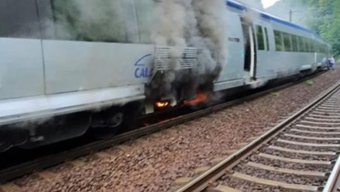Vagonul unui tren care circula între Brașov și București a luat foc!