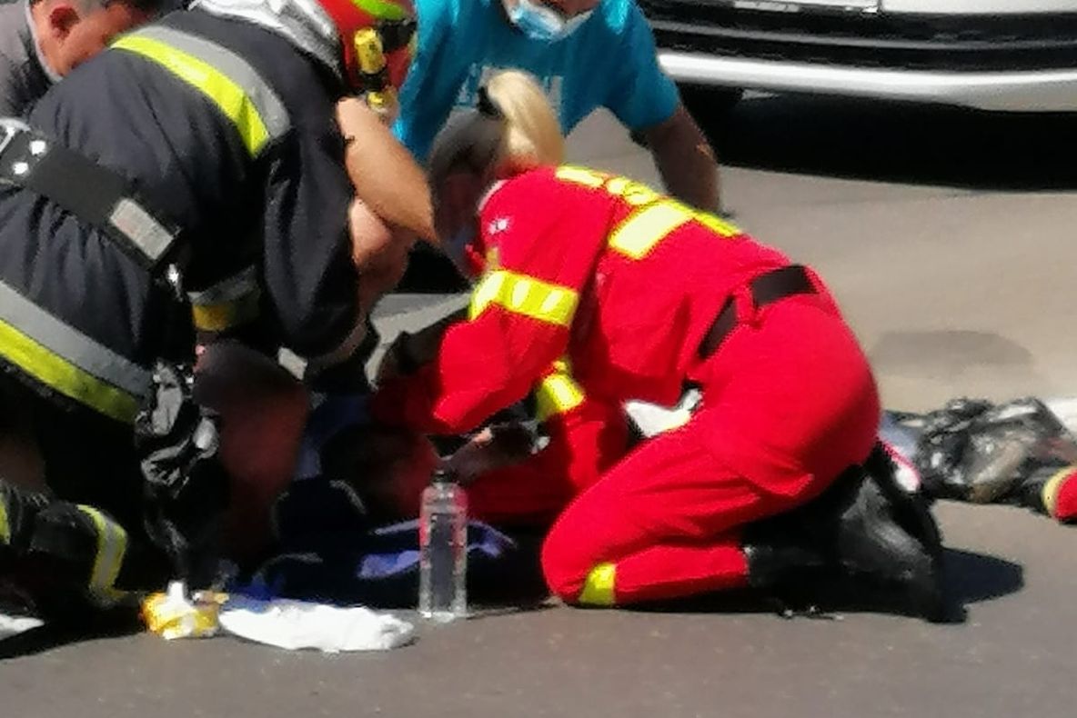 FOTO Biciclist lovit de maşină!