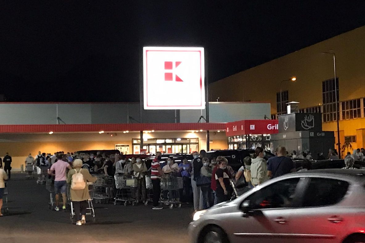 FOTO+VIDEO Cum (nu) se respectă regulile din pandemie? Marea aglomerație nocturnă de la Kaufland