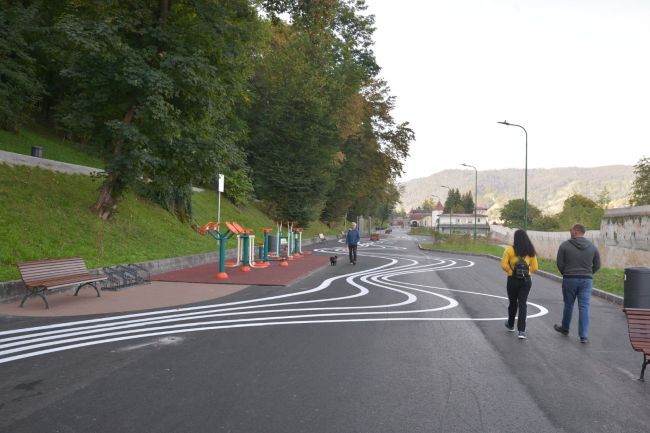 FOTO + VIDEO Aleea de sub Tâmpa a fost transformată în loc de promenadă