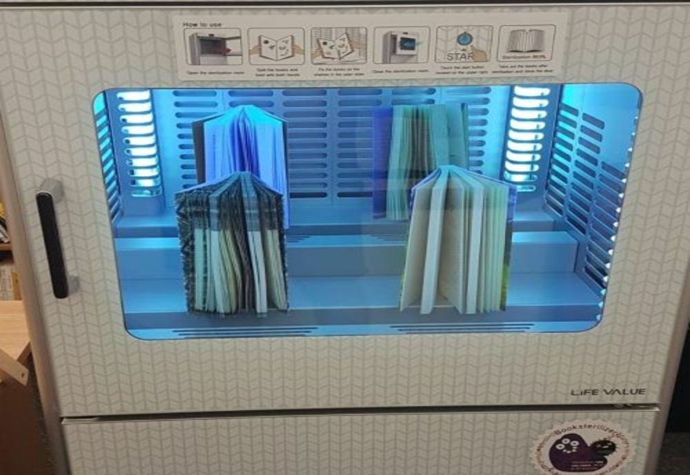Dispozitive moderne de sterilizare a cărților de la Biblioteca Județeană
