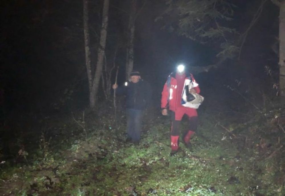 Salvamontiștii din Săcele au ajutat o persoană vârstnică, pierdută pe munte!