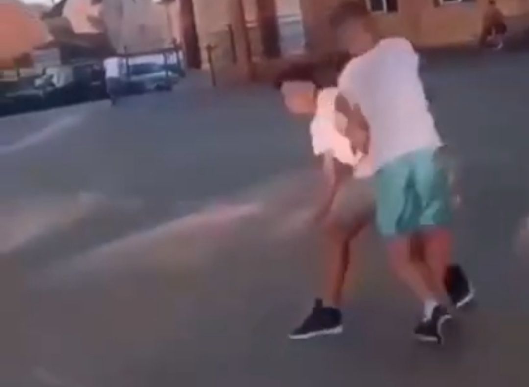 VIDEO Elevi de 12 şi 13 ani filmaţi în timp ce se băteau în curtea şcolii!