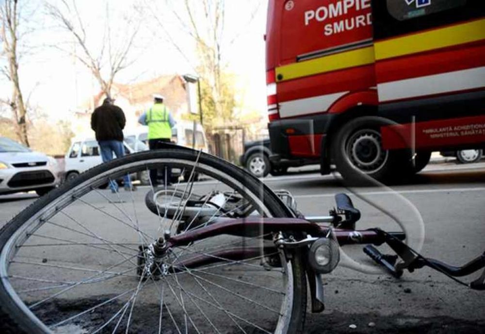 Un șofer băut a lovit un biciclist, iar apoi a părăsit locul accidentului