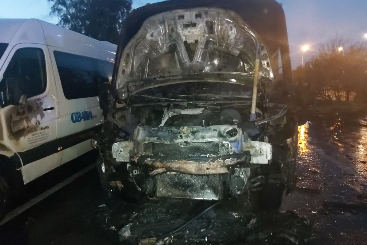 FOTO Microbuze distruse de flăcări!