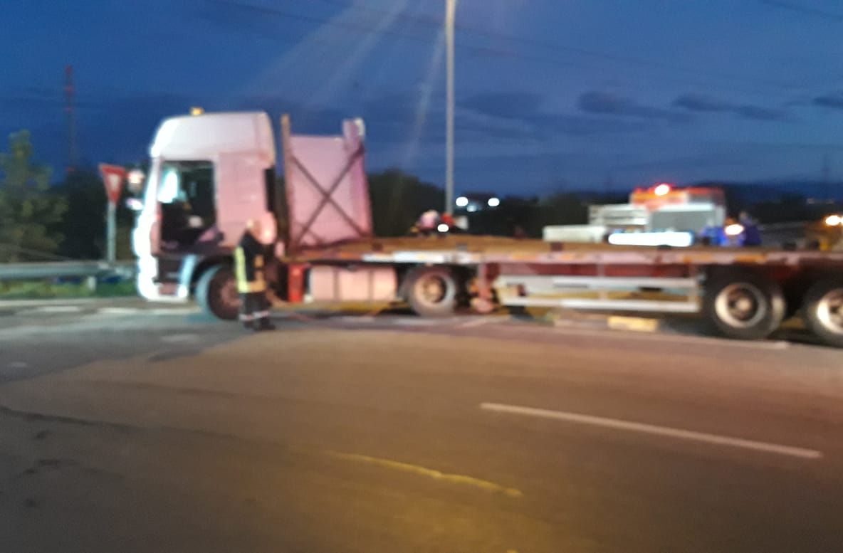 FOTO Un TIR plin cu butelii s-a răsturnat pe Ocolitoarea Braşovului!