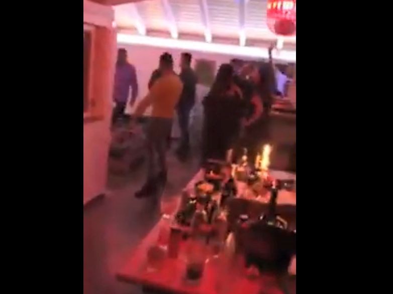 VIDEO Ei ne recomandă să păstrăm distanțarea socială, dar tot ei nu respectă legea! Purtătorul de cuvânt al ISU Brașov, la o petrecere privată, în starea de alertă!