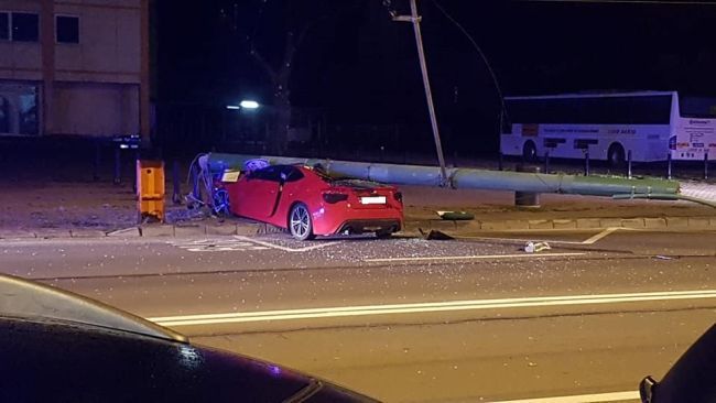 FOTOGALERIE Și-a făcut praf bolidul, după ce a lovit un stâlp de electricitate!