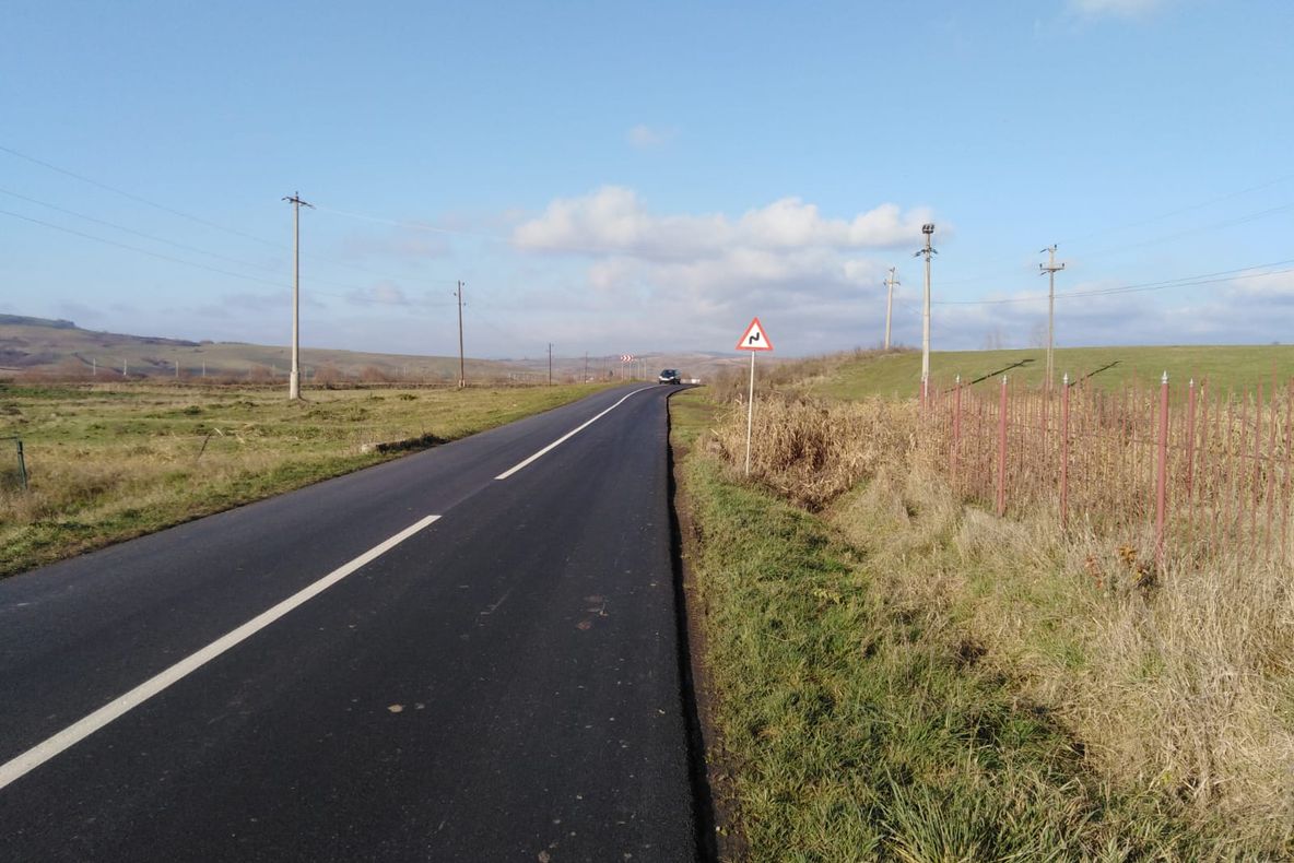 FOTO Lucrări de întreţinere şi reparaţii pe două drumuri judeţene din zona Rupea